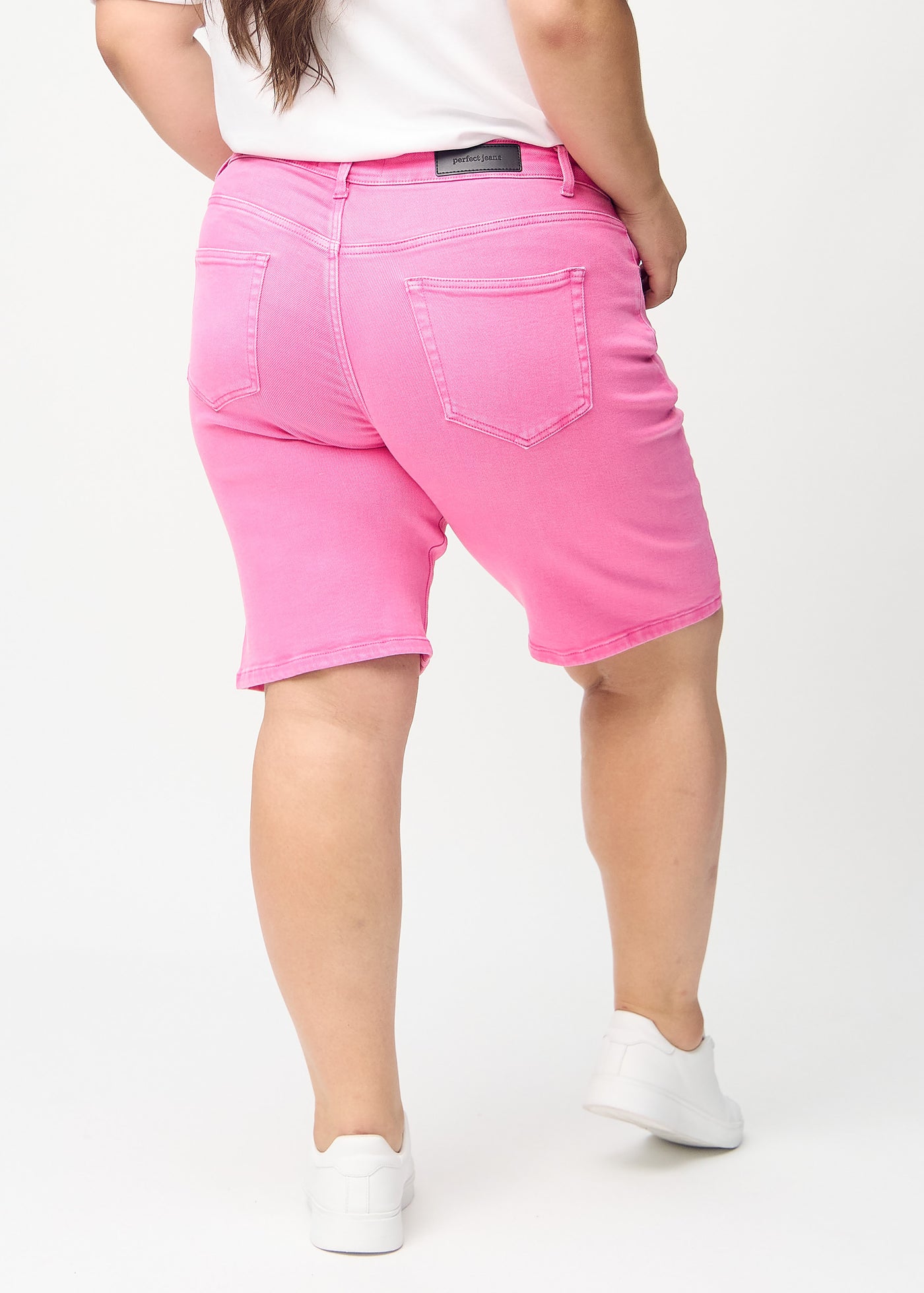 Lyserøde regular middle shorts set bagfra på en plus-size model, så man kan se hele produktet.