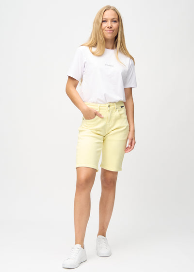 Fuldt billede af model i lysegule regular middle shorts.