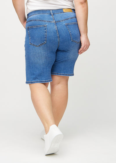 Denim regular middle shorts set bagfra på en plus-size model, så man kan se hele produktet.