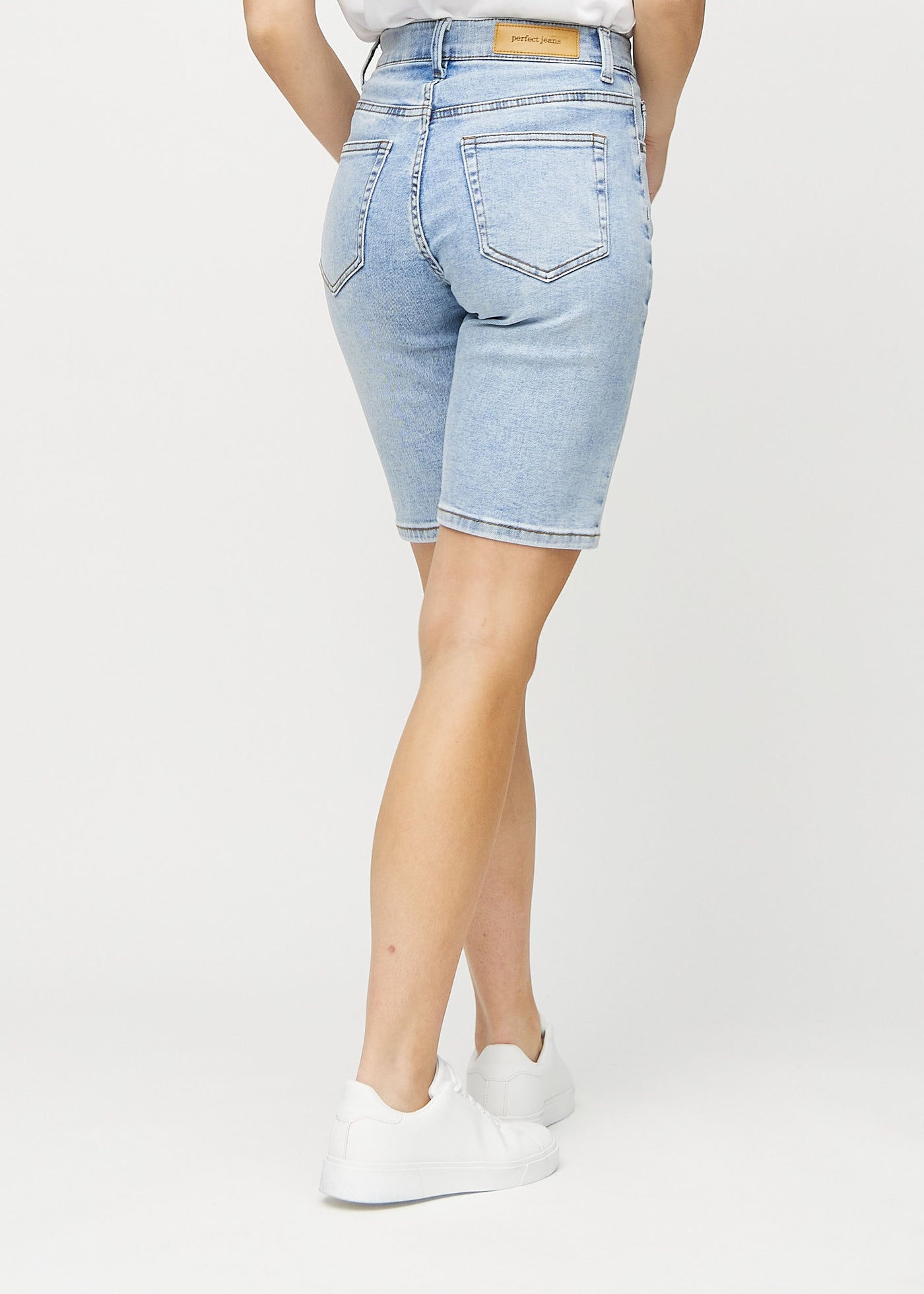 Lys denim regular middle shorts set bagfra, så man kan se hele produktet.