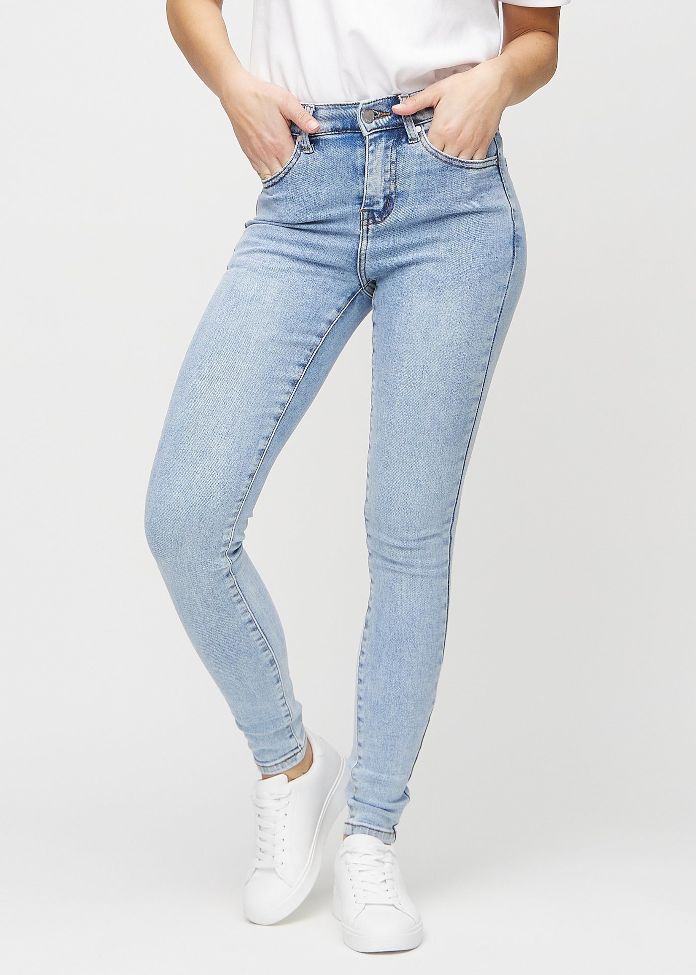 Lys denim skinny jeans, modelnavn Waves, som sidder tæt til benet, set forfra.