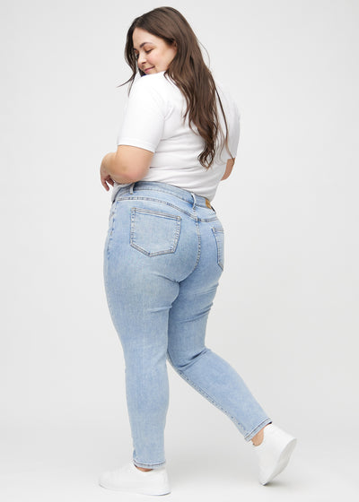 Lys denim slim jeans set fra siden på en plus-size model.