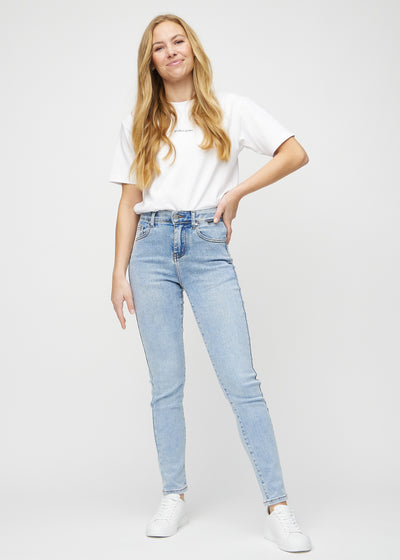 Fuldt billede af model i lys denim slim jeans.