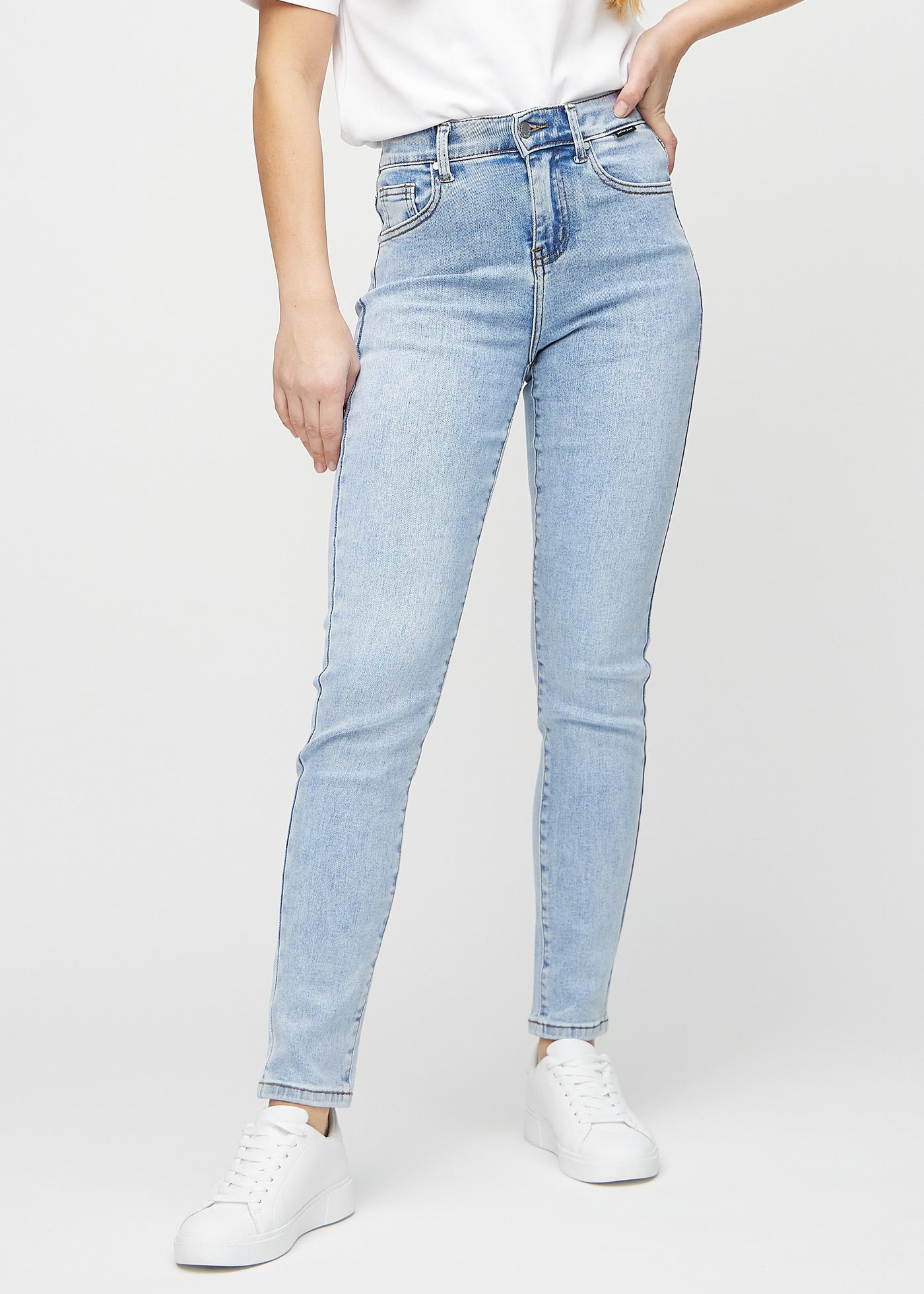 Lys denim slim jeans, modelnavn Waves, som sidder tæt til benet, dog lidt løsere ved anklen, set forfra.