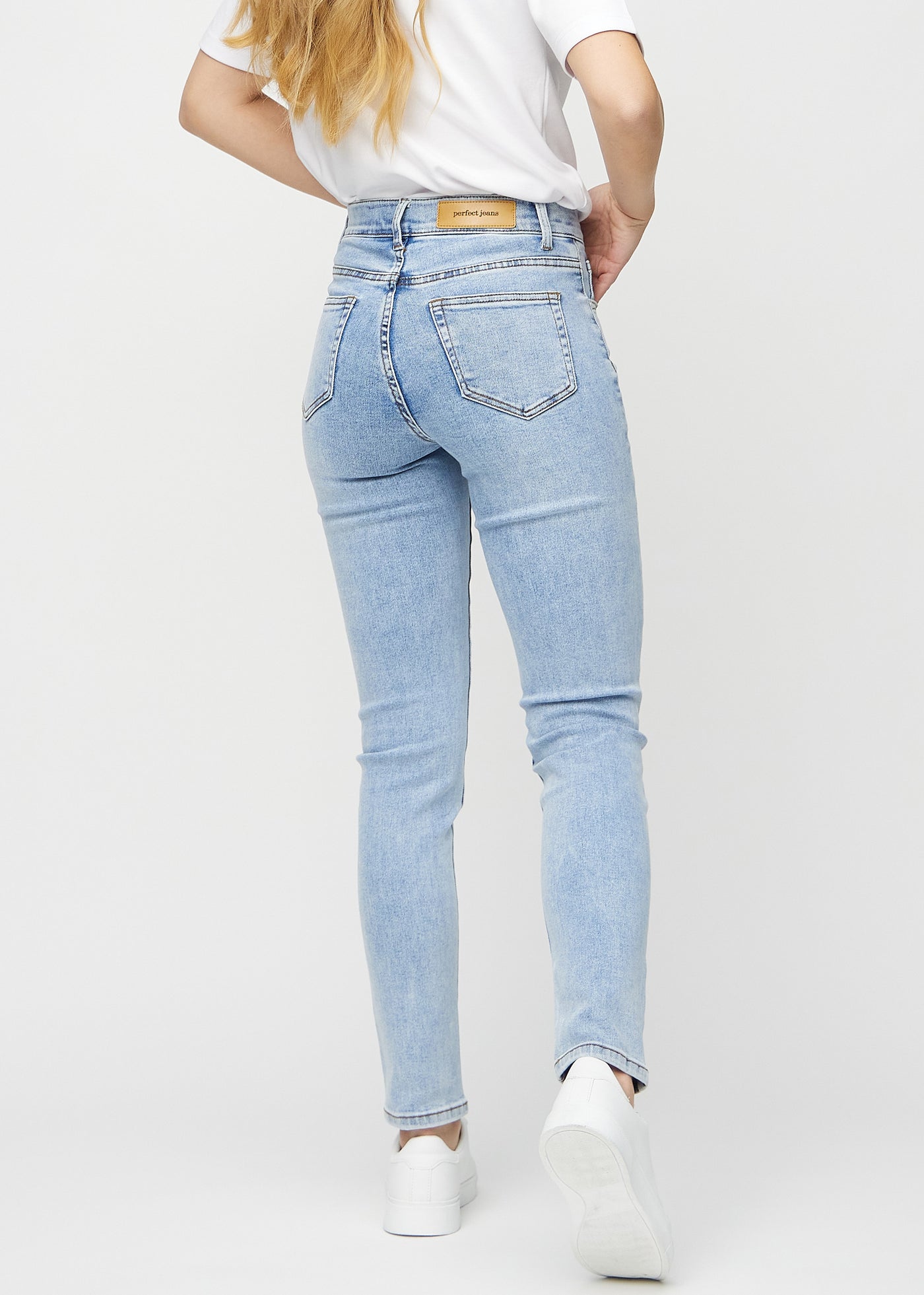 Lys denim slim jeans set bagfra, så man kan se hele produktet.