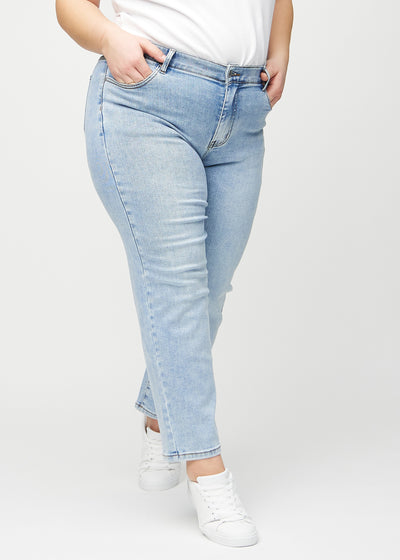 Lys denim regular jeans, modelnavn Waves, som går lige ned langs benet på en plus-size model, set forfra.
