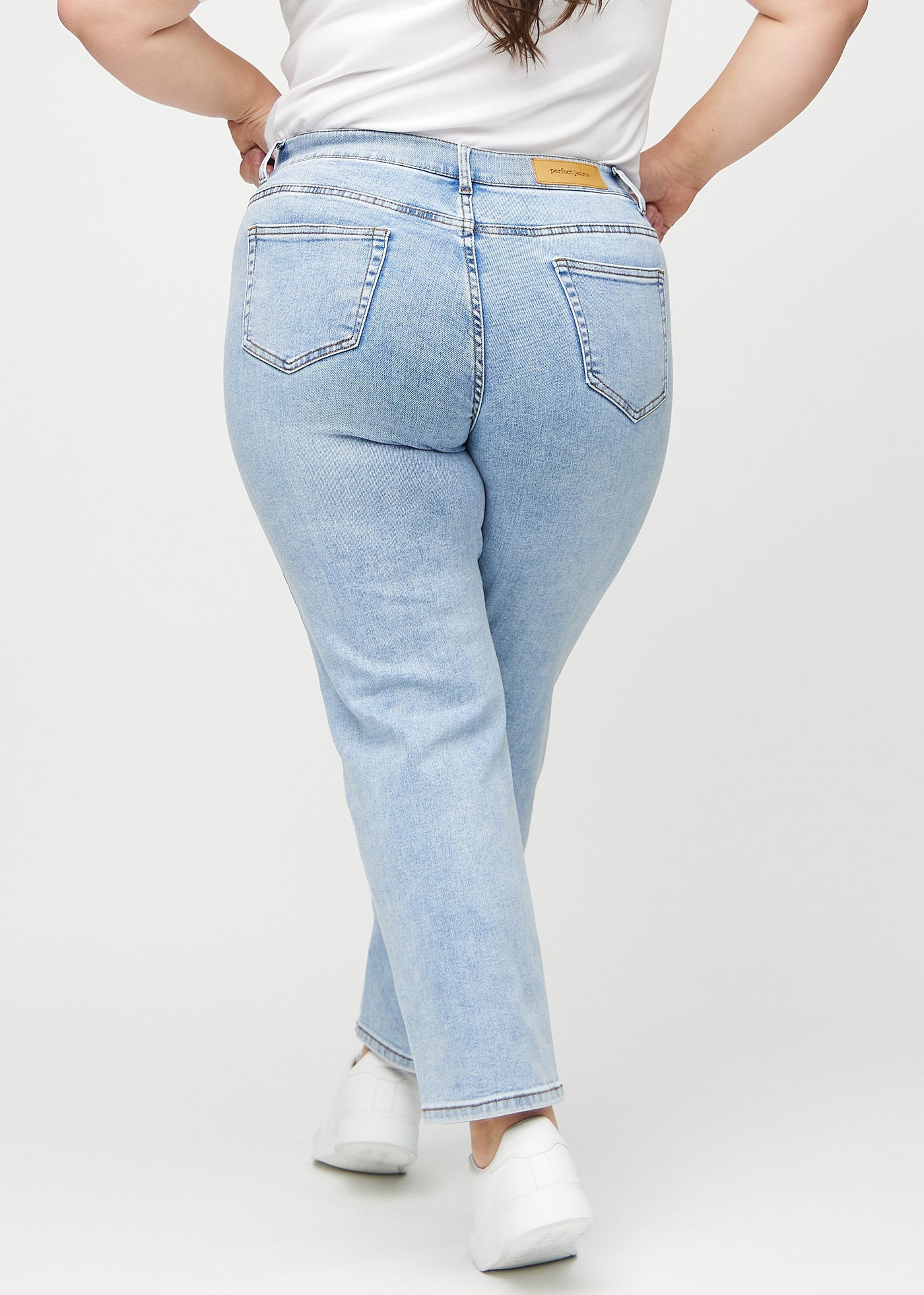 Lys denim regular jeans set bagfra på en plus-size model, så man kan se hele produktet.
