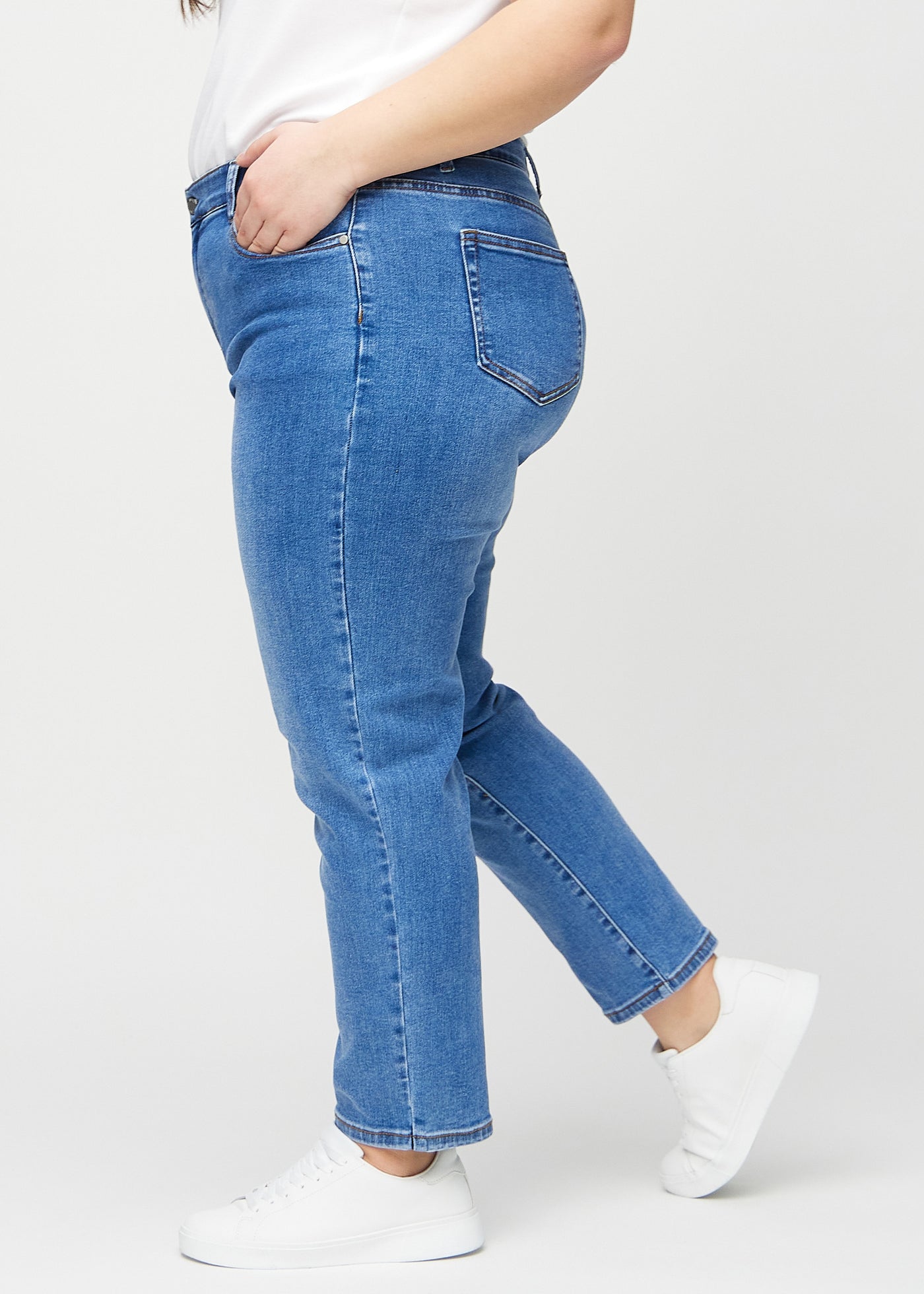 Denim regular jeans set fra siden på en plus-size model.