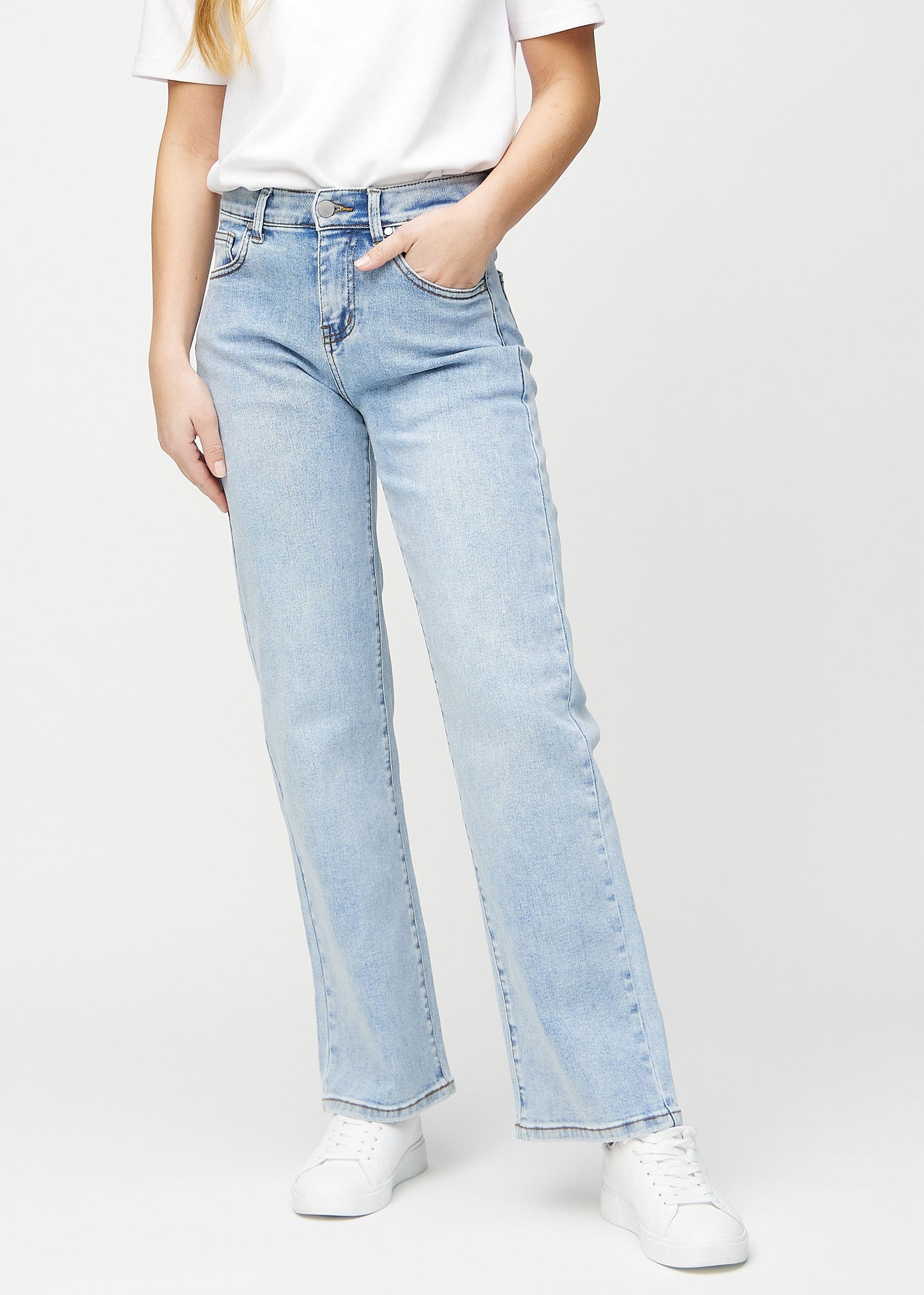 Lys denim loose jeans, modelnavn Waves, som er løstsiddende med masser af vidde i benene, set forfra.