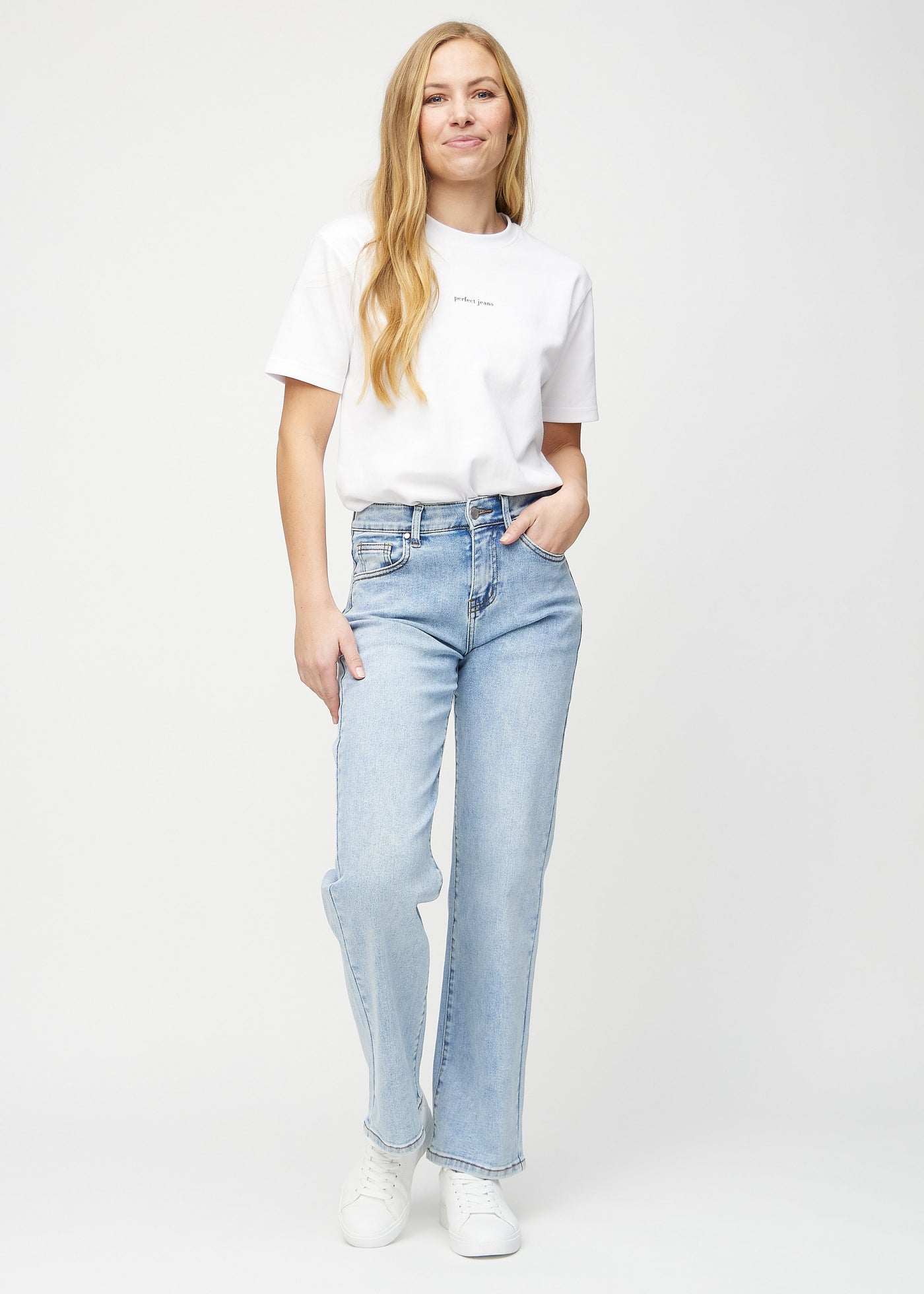 Fuldt billede af model i lys denim loose jeans.