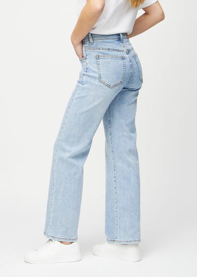 Lys denim loose jeans set fra siden på model.