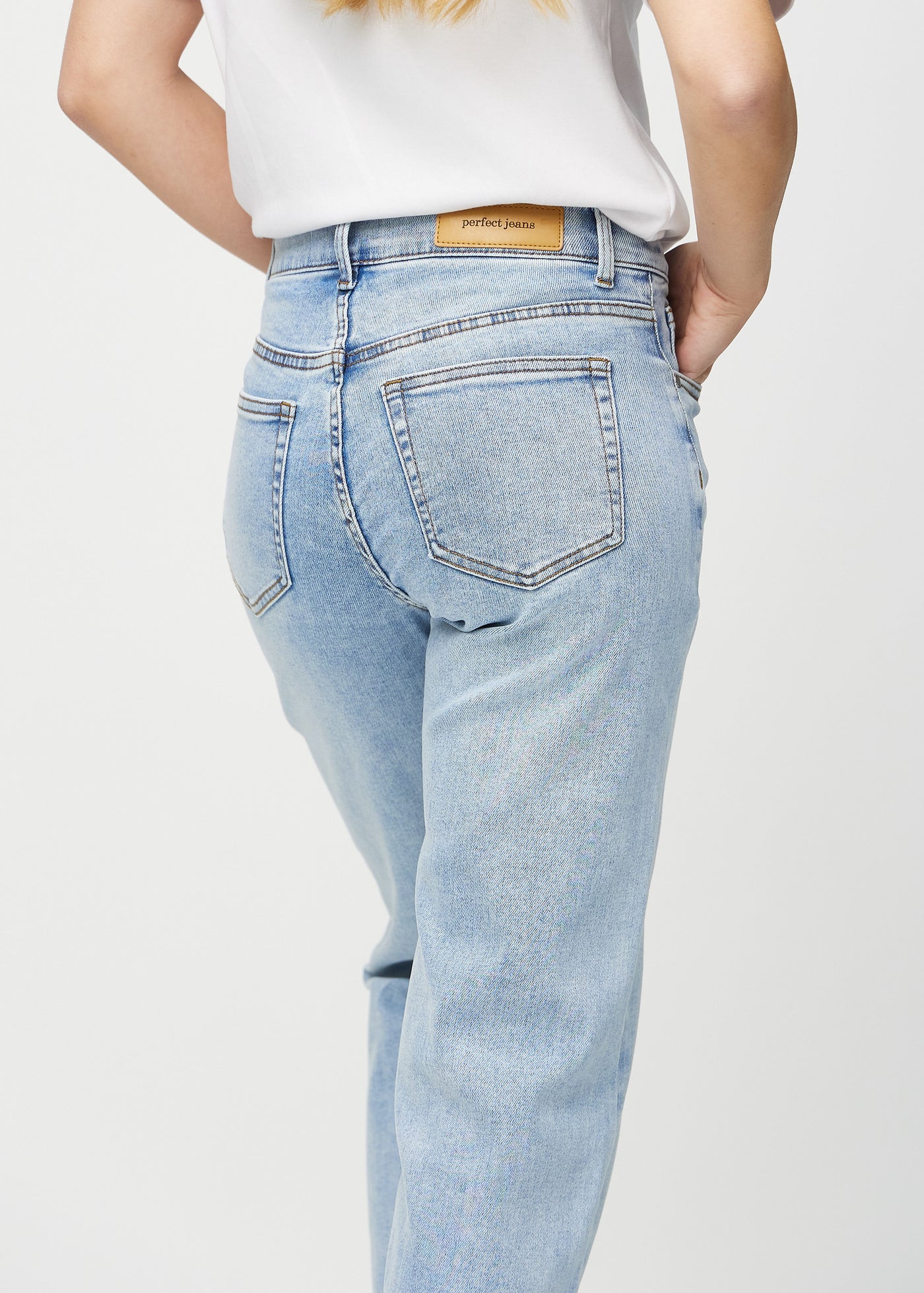 Lys denim loose jeans set bagfra tæt på for at vise detaljer.