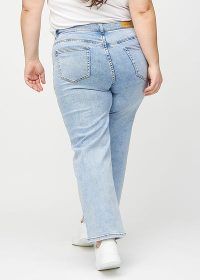 Lys denim loose jeans set bagfra på en plus-size model, så man kan se hele produktet.