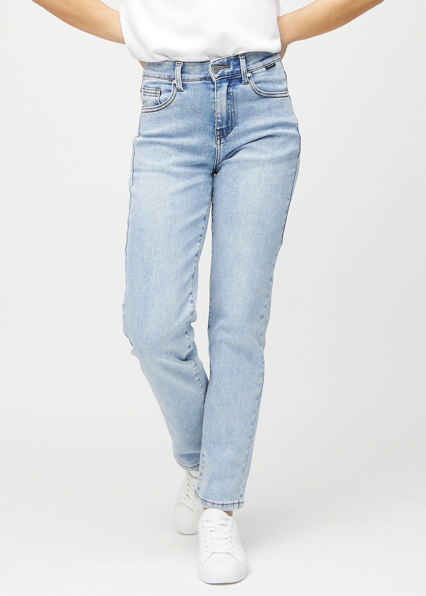 Lys denim regular jeans, modelnavn Waves, som går lige ned langs benet, set forfra.
