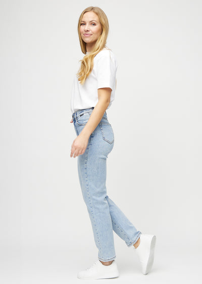 Lys denim regular jeans set fra siden på model.