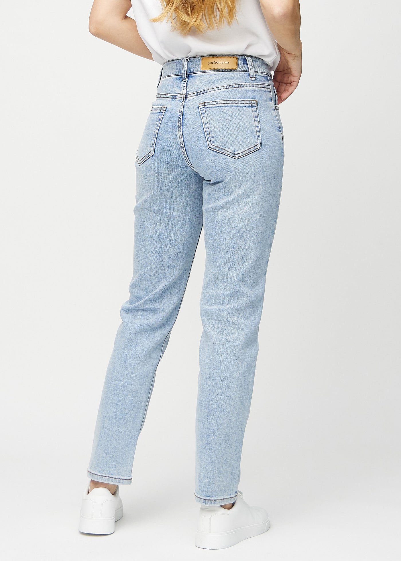 Lys denim regular jeans set bagfra, så man kan se hele produktet.