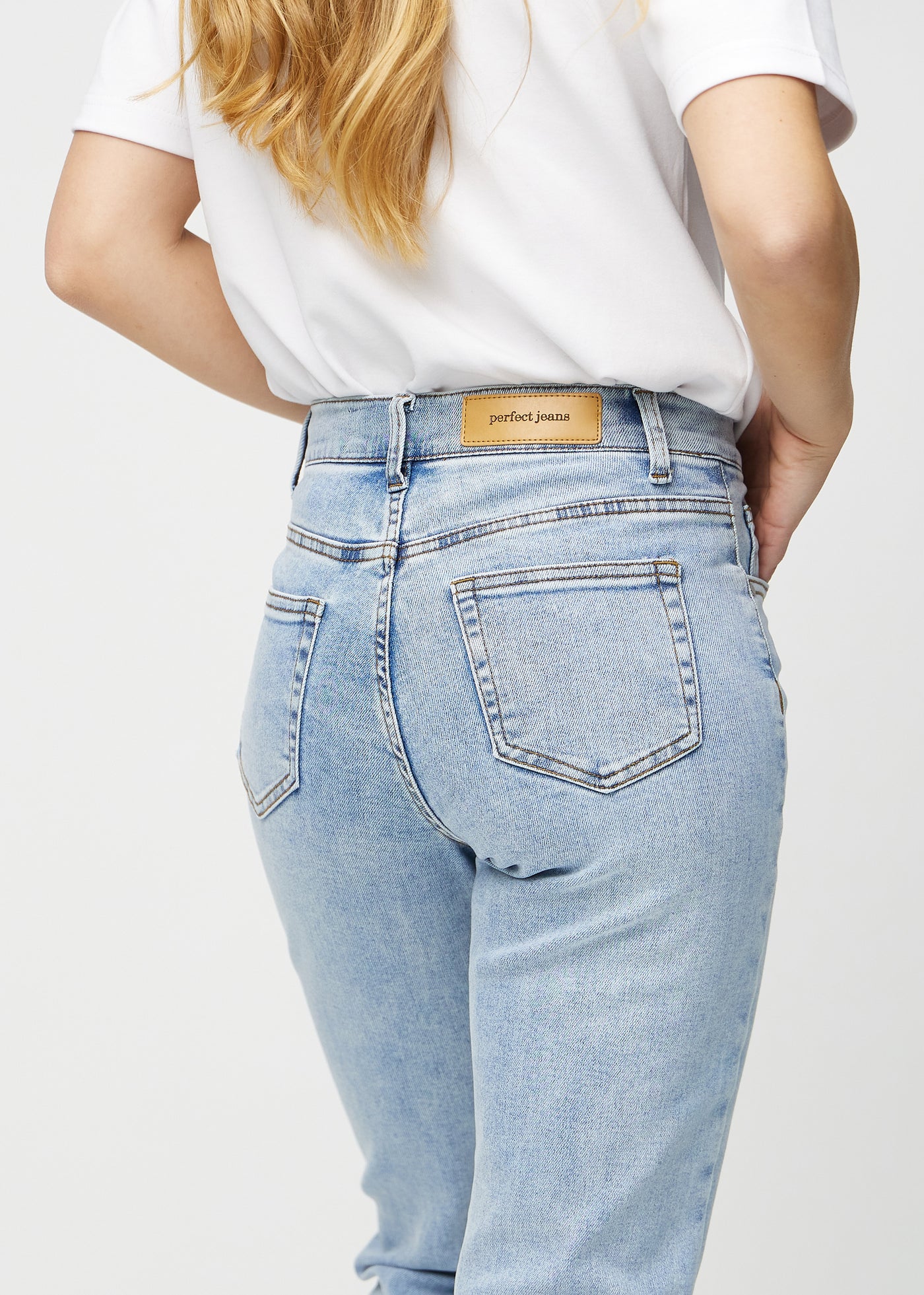Lys denim regular jeans set bagfra tæt på for at vise detaljer.