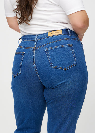 Mørk denim regular jeans set bagfra tæt på en plus-size model for at vise detaljer.