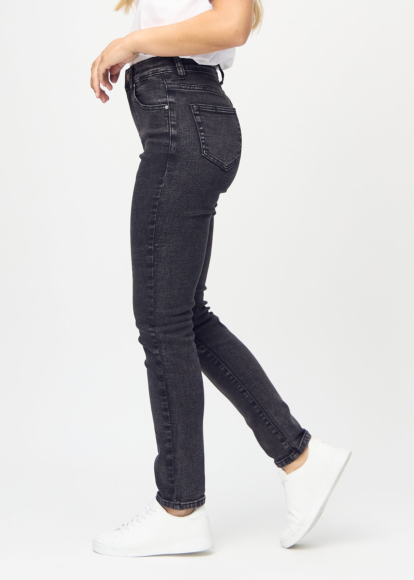 Mørkegrå denim slim jeans set fra siden på model.